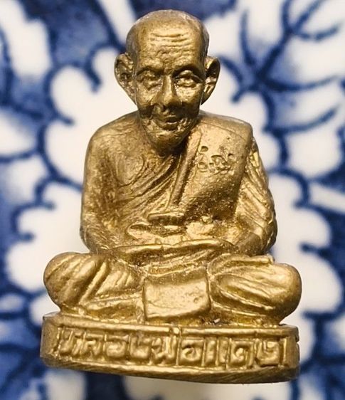 พระเหรียญหล่อเตารีดหลวงปู่ทวดเนื้อโลหะเก่าค่ะ รูปที่ 5