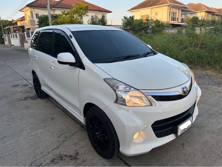 รถ Toyota Avanza 1.5 S สี ขาว
