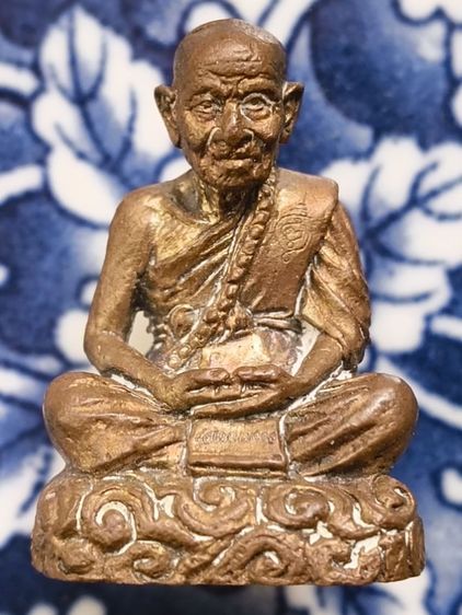 พระรูปหล่อปิดตายันต์ยุ่งเนื้อโลหะเกจิเก่าค่ะ(6)