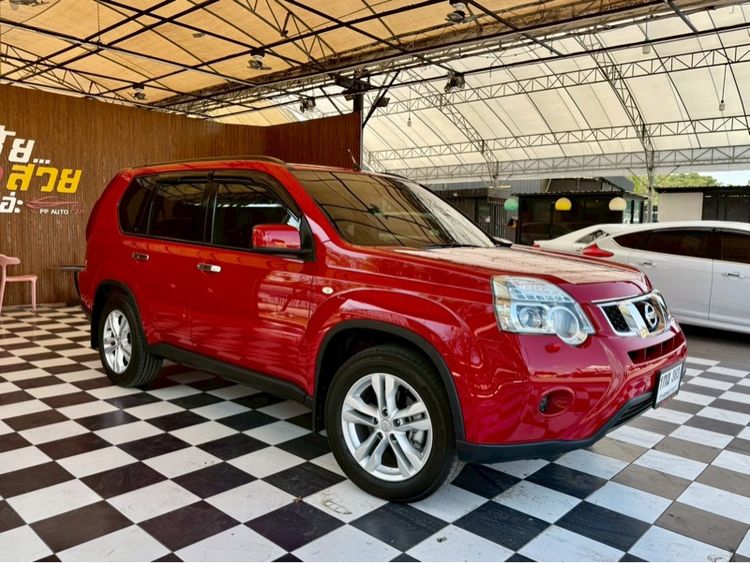 รถ Nissan X-Trail 2.0 สี แดง