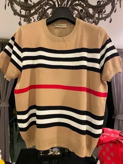 เบอร์เบอรึ่ (ติดจองค่ะ)เสื้อแขนสั้น สภาพใหม่เอี่ยม