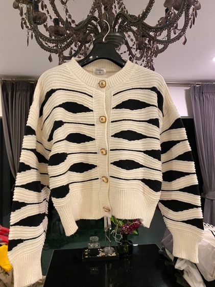 ชาแนล (ติดจองค่ะ)เสื้อแขนยาว สภาพใหม่เอี่ยม รูปที่ 3