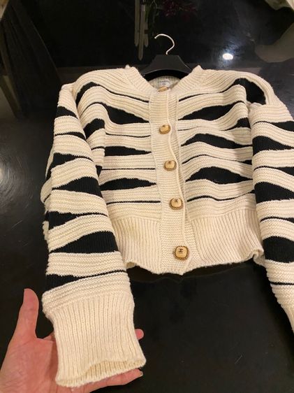 ชาแนล (ติดจองค่ะ)เสื้อแขนยาว สภาพใหม่เอี่ยม รูปที่ 6