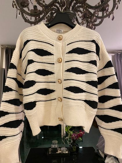 ชาแนล (ติดจองค่ะ)เสื้อแขนยาว สภาพใหม่เอี่ยม รูปที่ 2