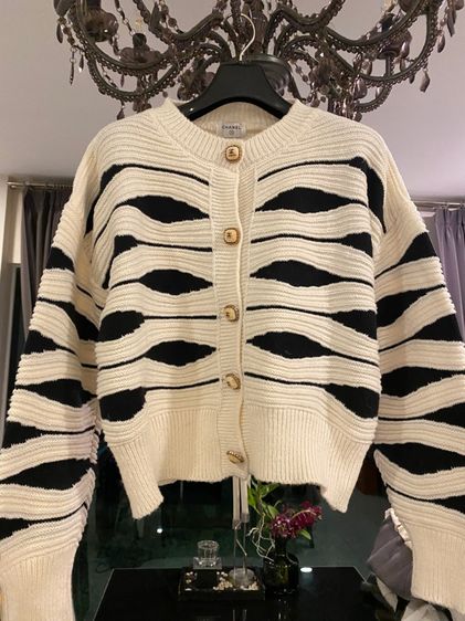 ชาแนล (ติดจองค่ะ)เสื้อแขนยาว สภาพใหม่เอี่ยม