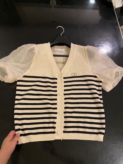 คริสเตียนดิออร์ (ติดจองค่ะ)เสื้อแขนสั้น สภาพใหม่เอี่ยม 