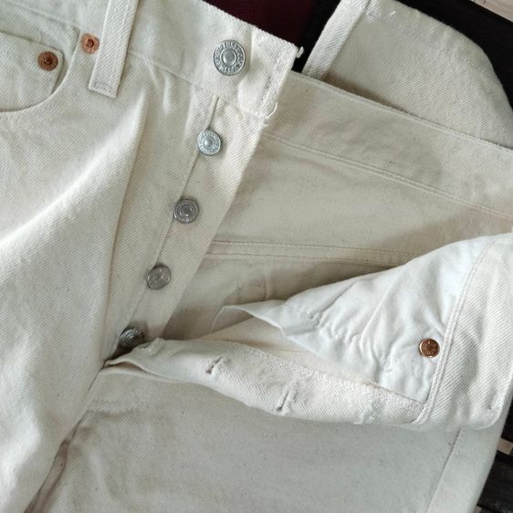 กางเกงยีนส์ Levi's 501 ทรงกระบอกตรง (Straight Leg) สีขาวนวล ป๊อปคอร์น รูปที่ 6