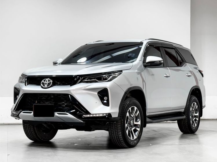 รถ Toyota Fortuner 2.4 Leader G สี บรอนซ์เงิน