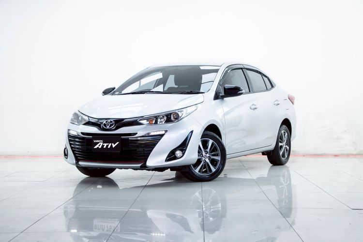 รถ Toyota Yaris ATIV 1.2 High สี เทา