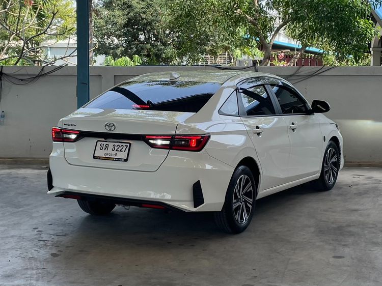 Toyota Yaris ATIV 2022 1.2 Smart Sedan เบนซิน ไม่ติดแก๊ส เกียร์อัตโนมัติ ขาว รูปที่ 2