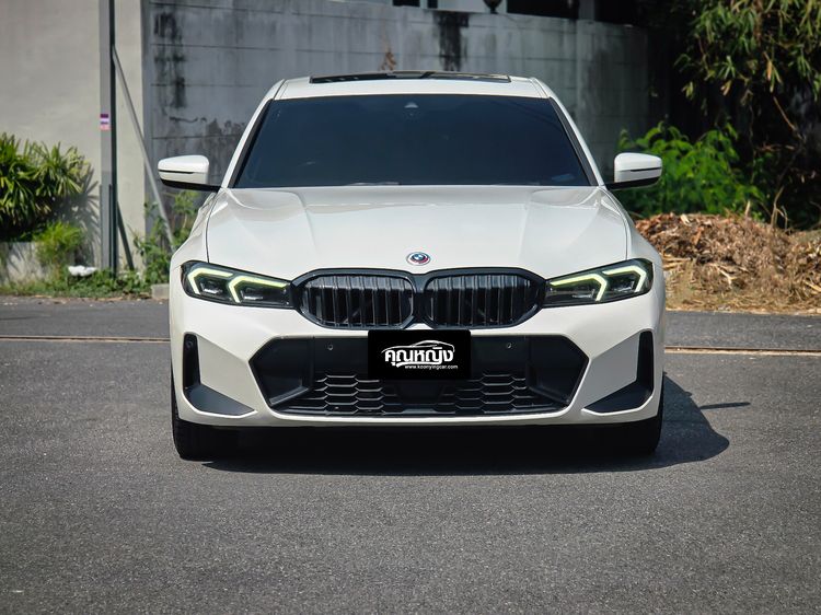 BMW Series 3 2022 330e Sedan ปลั๊กอินไฮบริด (PHEV) ไม่ติดแก๊ส เกียร์อัตโนมัติ ขาว รูปที่ 3