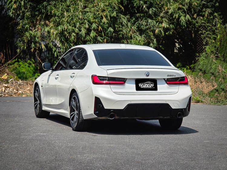 BMW Series 3 2022 330e Sedan ปลั๊กอินไฮบริด (PHEV) ไม่ติดแก๊ส เกียร์อัตโนมัติ ขาว รูปที่ 2