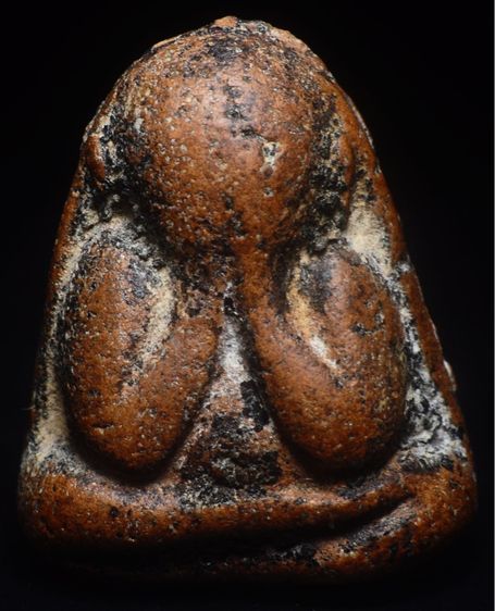 พระปิดตาหลวงพ่อแก้ว พิมพ์หลังแบบ เนื้อกะลา ครับ