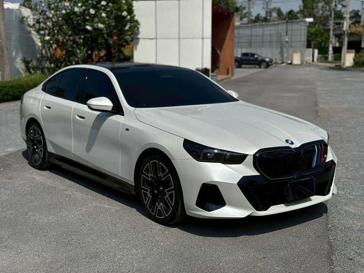 รถ BMW Series 5 530e สี ขาว