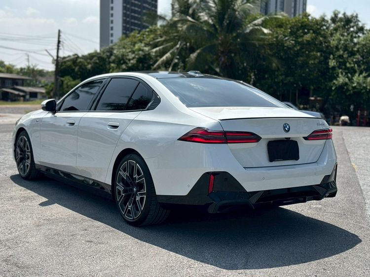 BMW Series 5 2025 530e Sedan ปลั๊กอินไฮบริด (PHEV) ไม่ติดแก๊ส เกียร์อัตโนมัติ ขาว รูปที่ 2