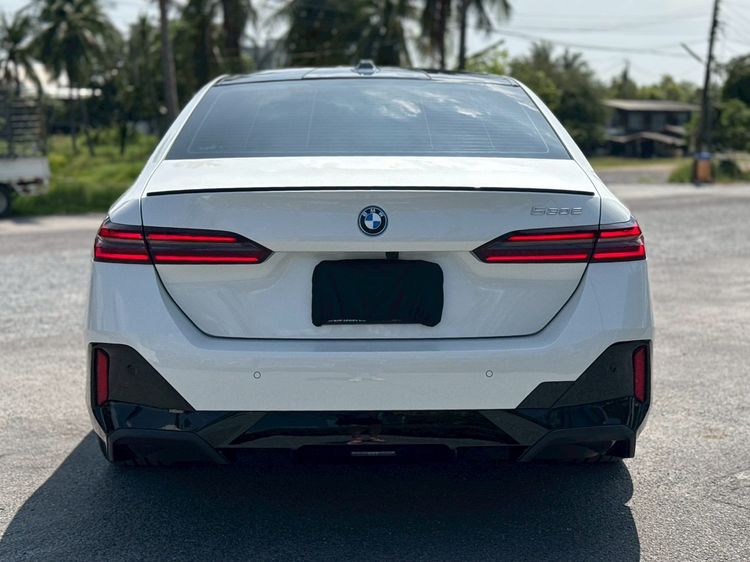 BMW Series 5 2025 530e Sedan ปลั๊กอินไฮบริด (PHEV) ไม่ติดแก๊ส เกียร์อัตโนมัติ ขาว รูปที่ 4
