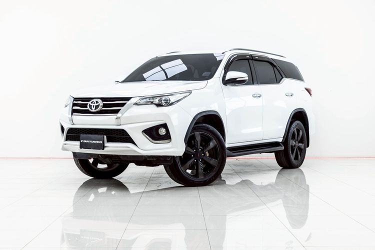 รถ Toyota Fortuner 2.8 TRD Sportivo สี ขาว