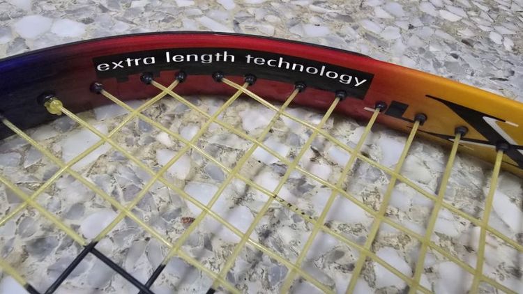 ไม้เทนนิส 2 อัน มือ 2