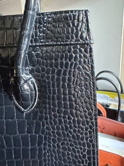 The handle bag shiny black croc printed size 32 รูปที่ 5