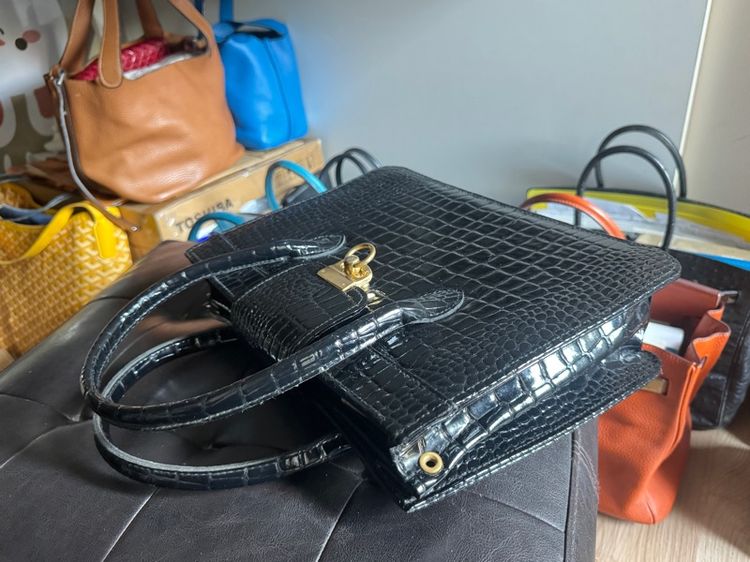 The handle bag shiny black croc printed size 32 รูปที่ 10