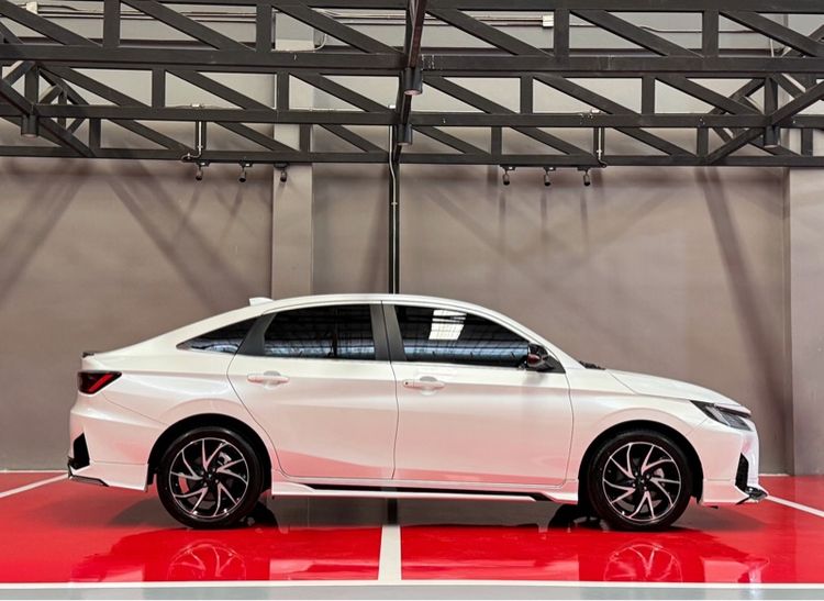 Toyota Yaris ATIV 2024 1.2 Premium Luxury Sedan เบนซิน ไม่ติดแก๊ส เกียร์อัตโนมัติ ขาว รูปที่ 3