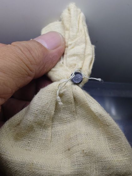 เหรียญยกถุง (100 เหรียญ) เหรียญ 1 บาท ที่ระลึก รัชกาลที่ 9 พระชนมพรรษาครบ 3 รอบ ปี พ.ศ.2506 ไม่ผ่านใช้ รูปที่ 4