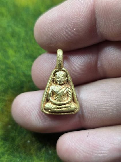 เหรียญจอบเนื้อสีทองหลวงพ่อเงินวัดบางคลาน