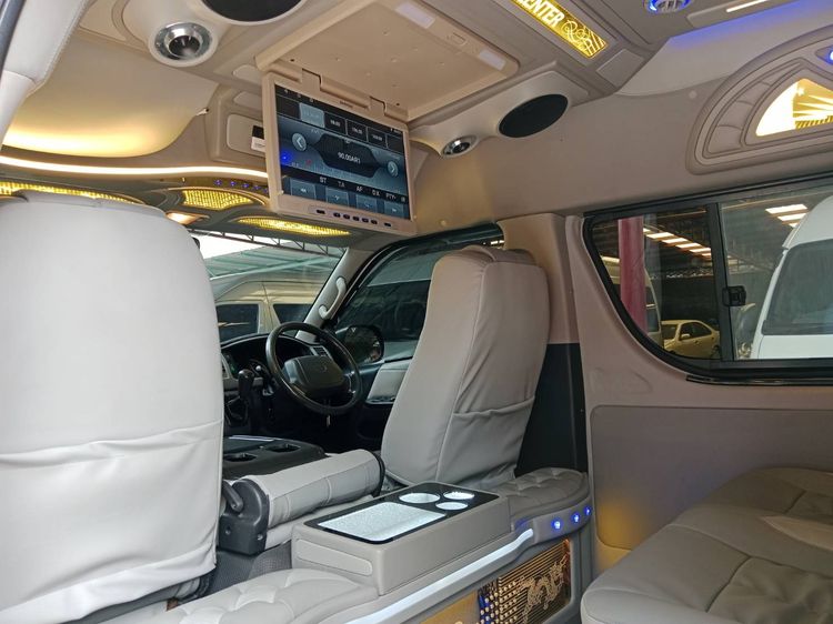 รถ Toyota Commuter 2.5 สี ขาว