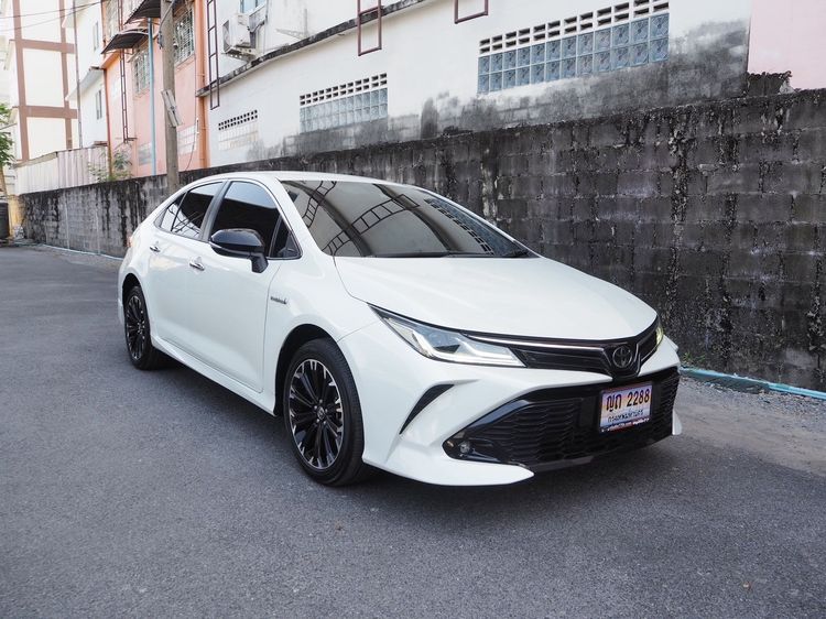 รถ Toyota Altis 1.8 Hybrid GR Sport สี ขาว