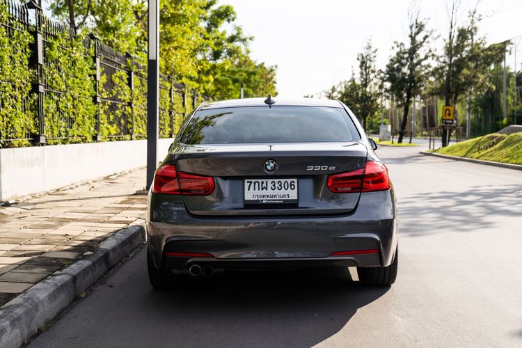 BMW Series 3 2016 330e Sedan ปลั๊กอินไฮบริด (PHEV) เกียร์อัตโนมัติ เทา รูปที่ 4