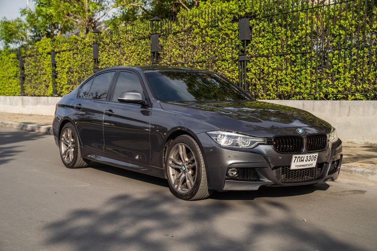 รถ BMW Series 3 330e สี เทา