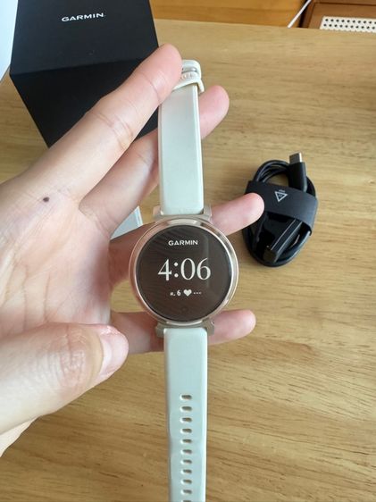 ส่งต่อ Garmin Lily 2สมาร์ทวอทช์สำหรับผู้หญิง สี Cream Gold with Coconut Silicone Band รูปที่ 3