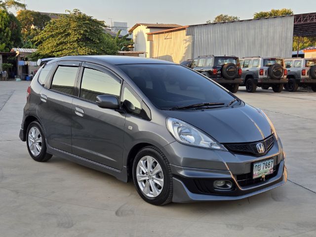 Honda Jazz 2013 1.5 V i-VTEC Sedan เบนซิน ไม่ติดแก๊ส เกียร์อัตโนมัติ เทา รูปที่ 2