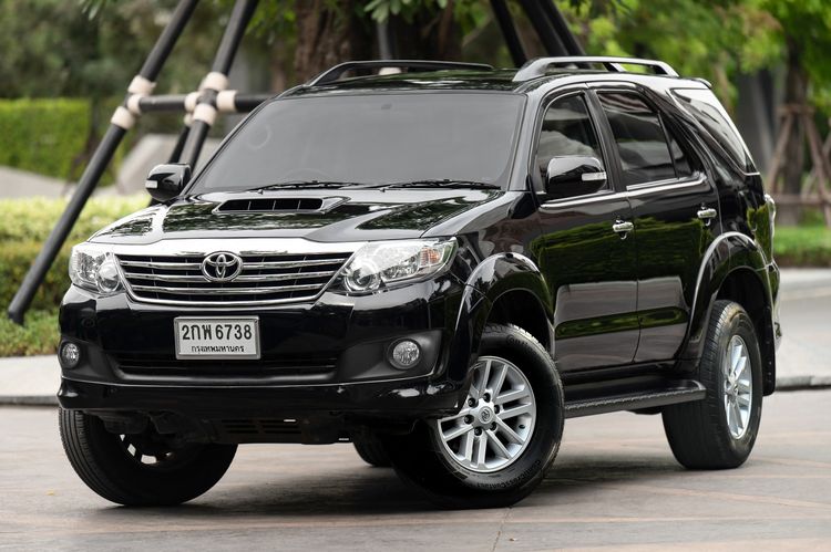 รถ Toyota Fortuner 2.5 V สี ดำ