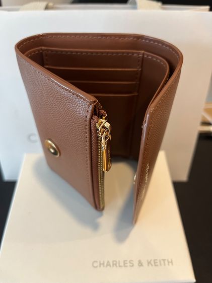 กระเป๋าสตางค์ Charles and keith มือสอง สภาพเหมือนใหม่ รูปที่ 3