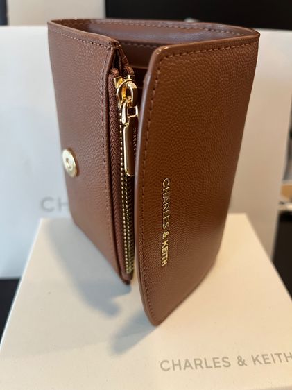 กระเป๋าสตางค์ Charles and keith มือสอง สภาพเหมือนใหม่ รูปที่ 2