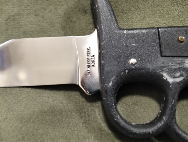 ขายมีดพับทรงแปลก เล่มใหญ่ประกับเหล็กหมุดทองเหลืองระบบล็อคหลัง ด้ามเล็กประกับวัสดุพลาสติกแข็งล็อคขึ้น-ลง ใบสวยทั้งสองเล่มราคา 590.-รวมส่ง รูปที่ 3