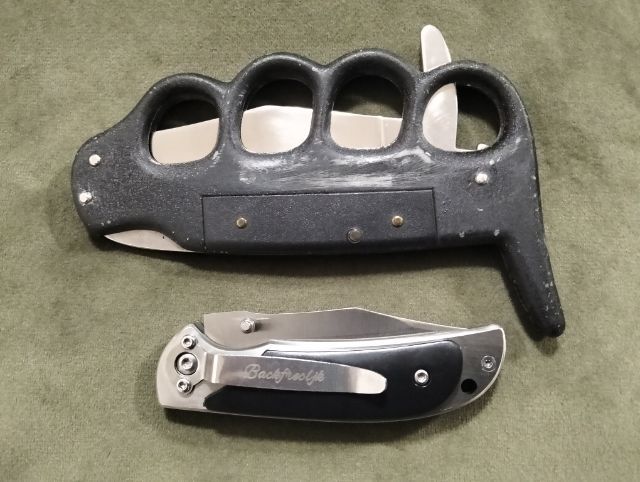 ขายมีดพับทรงแปลก เล่มใหญ่ประกับเหล็กหมุดทองเหลืองระบบล็อคหลัง ด้ามเล็กประกับวัสดุพลาสติกแข็งล็อคขึ้น-ลง ใบสวยทั้งสองเล่มราคา 590.-รวมส่ง รูปที่ 4