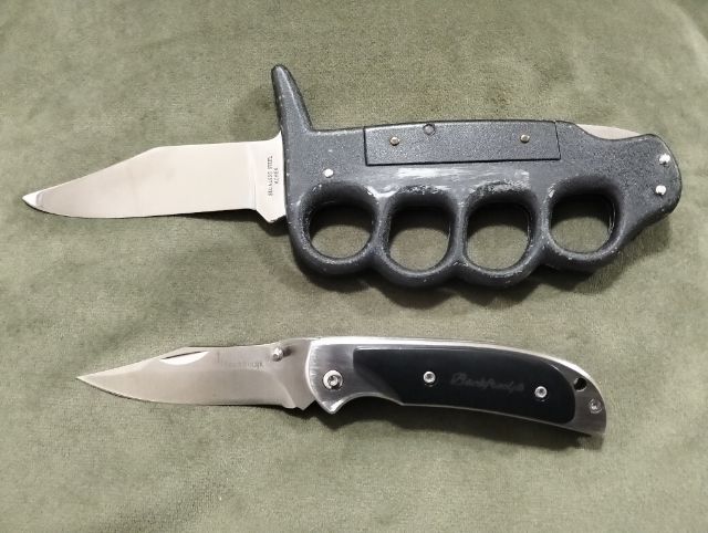 ขายมีดพับทรงแปลก เล่มใหญ่ประกับเหล็กหมุดทองเหลืองระบบล็อคหลัง ด้ามเล็กประกับวัสดุพลาสติกแข็งล็อคขึ้น-ลง ใบสวยทั้งสองเล่มราคา 590.-รวมส่ง รูปที่ 2