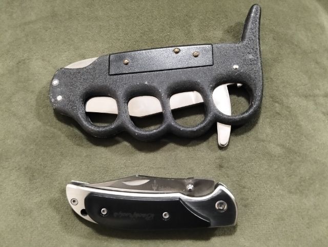 ขายมีดพับทรงแปลก เล่มใหญ่ประกับเหล็กหมุดทองเหลืองระบบล็อคหลัง ด้ามเล็กประกับวัสดุพลาสติกแข็งล็อคขึ้น-ลง ใบสวยทั้งสองเล่มราคา 590.-รวมส่ง