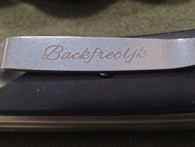 ขายมีดพับทรงแปลก เล่มใหญ่ประกับเหล็กหมุดทองเหลืองระบบล็อคหลัง ด้ามเล็กประกับวัสดุพลาสติกแข็งล็อคขึ้น-ลง ใบสวยทั้งสองเล่มราคา 590.-รวมส่ง รูปที่ 6