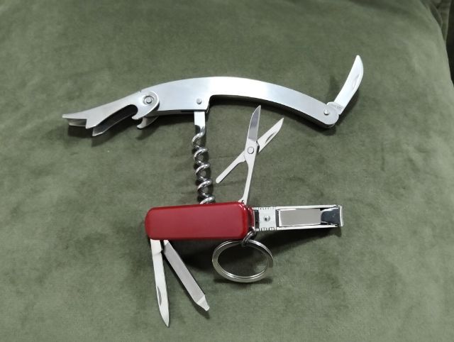 เครื่องมืออเนกประสงค์ 2 ชิ้น ที่ตัดเล็บ กรรไกร ตะไบ มีดใบเล็ก ที่เปิดไวน์ เปิดขวด มีดเล็ก สภาพสวยจากฝรั่งเศส pierre cardin ราคา590บาทรวมส่ง รูปที่ 2