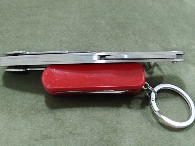 เครื่องมืออเนกประสงค์ 2 ชิ้น ที่ตัดเล็บ กรรไกร ตะไบ มีดใบเล็ก ที่เปิดไวน์ เปิดขวด มีดเล็ก สภาพสวยจากฝรั่งเศส pierre cardin ราคา590บาทรวมส่ง รูปที่ 8