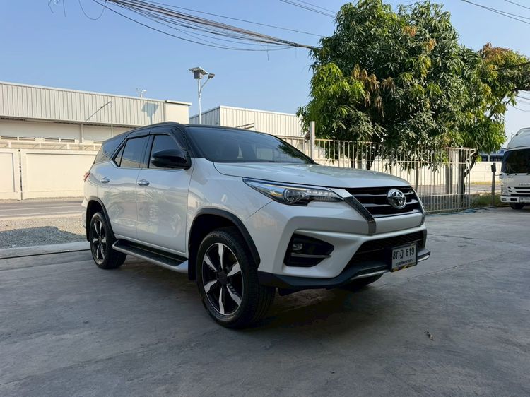 Toyota Fortuner 2019 2.8 V TRD Sportivo II Black Top Utility-car ดีเซล ไม่ติดแก๊ส เกียร์อัตโนมัติ ขาว รูปที่ 3