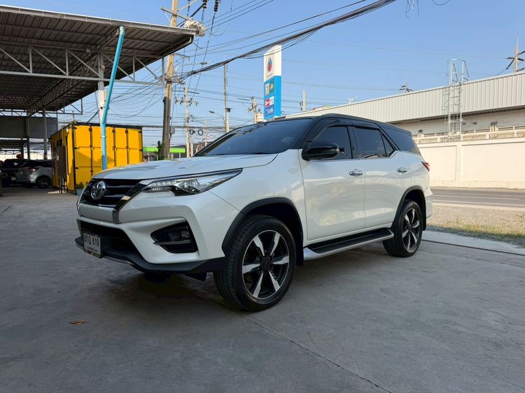 Toyota Fortuner 2019 2.8 V TRD Sportivo II Black Top Utility-car ดีเซล ไม่ติดแก๊ส เกียร์อัตโนมัติ ขาว รูปที่ 2