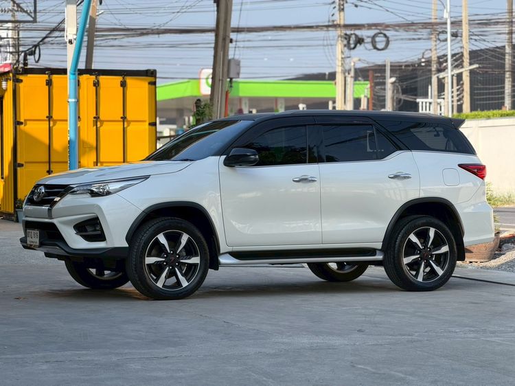 รถ Toyota Fortuner 2.8 V TRD Sportivo II Black Top สี ขาว
