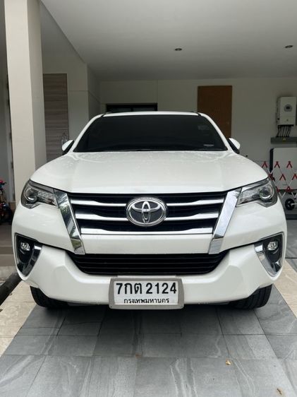 รถ Toyota Fortuner 2.4 V สี ขาว