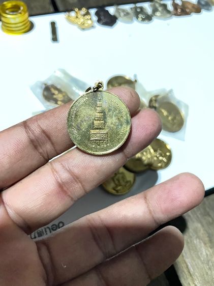 เหรียญพระแก้วมรกต ที่ ระลึกซ่อมบูรณะฉัตร เหนือ องค์พระแก้ว ปี 2531 เนื้อทองเหลือง  รูปที่ 2