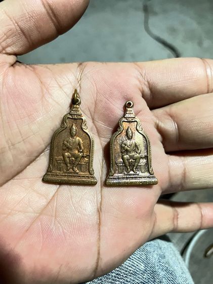 เหรียญพระแก้วมรกต ที่ ระลึกซ่อมบูรณะฉัตร เหนือ องค์พระแก้ว ปี 2531 เนื้อทองเหลือง  รูปที่ 4