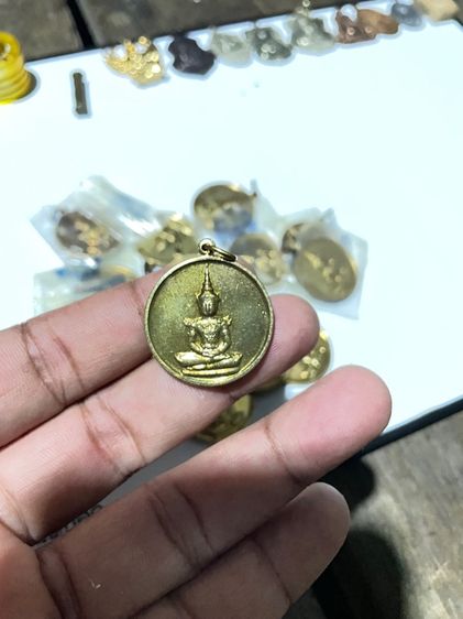 เหรียญพระแก้วมรกต ที่ ระลึกซ่อมบูรณะฉัตร เหนือ องค์พระแก้ว ปี 2531 เนื้อทองเหลือง 